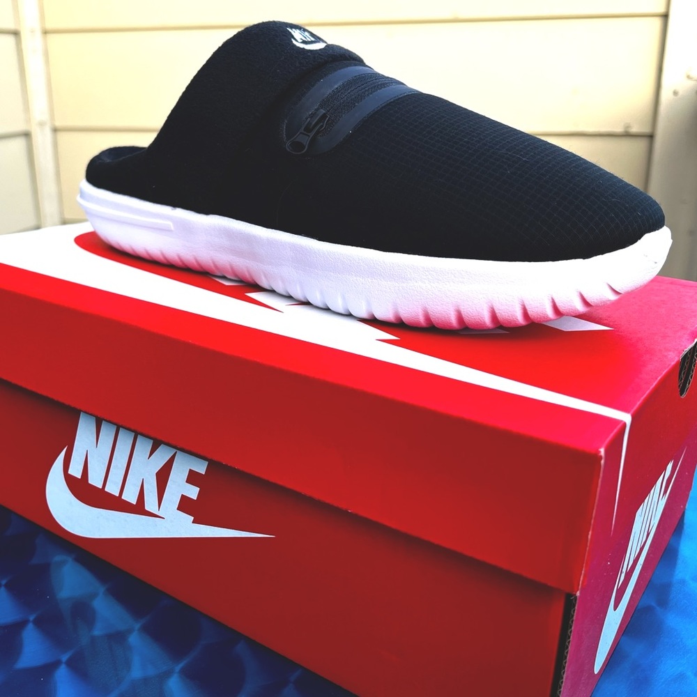 Brand new Nike Burrow Slippers! Men’s size 9!